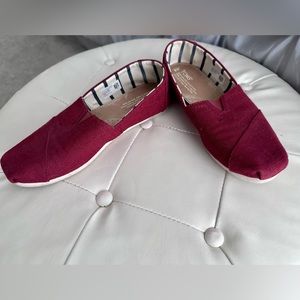 Maroon Red Toms
